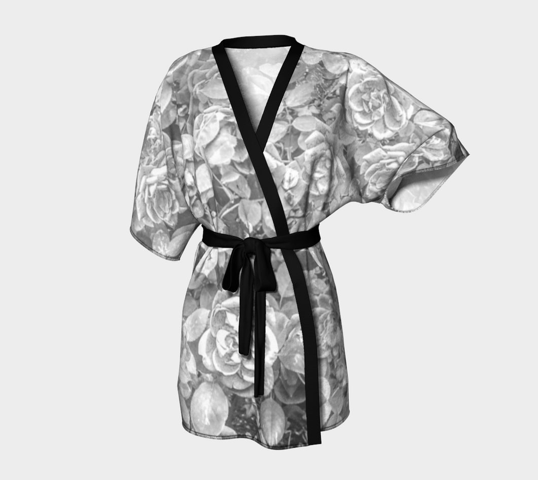 Roses en Noir et Blanc Kimono Robe